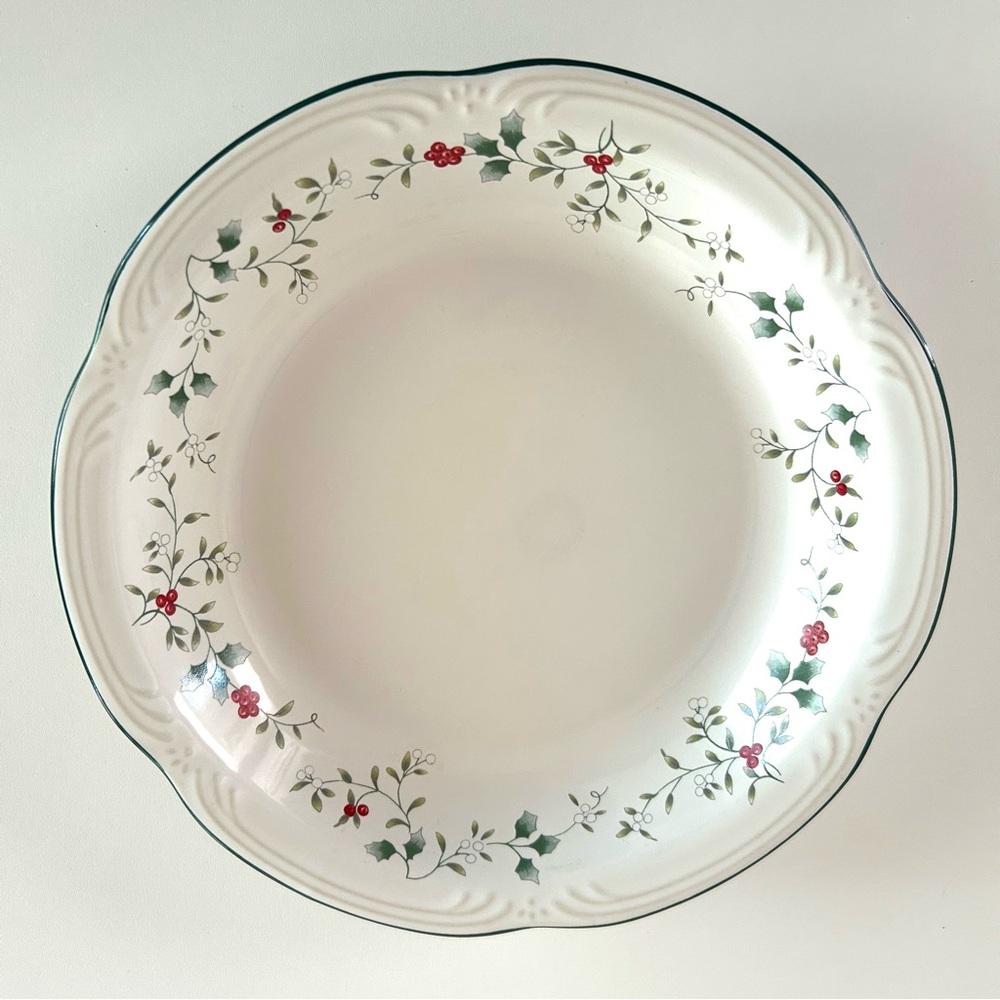 Pfaltzgraff Winterberry 10 1/2" Pie Plate Baking Dish Serving Bowl Scalloped Edg